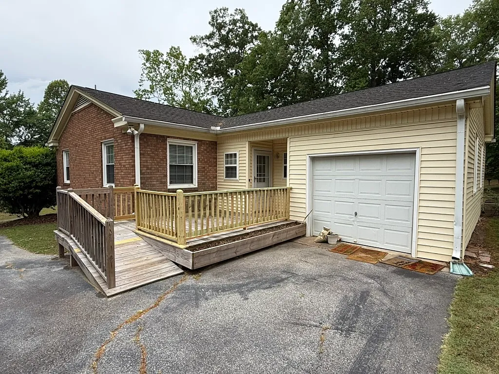 3 bed, 2300 sqft, $1,900 — Photo 3