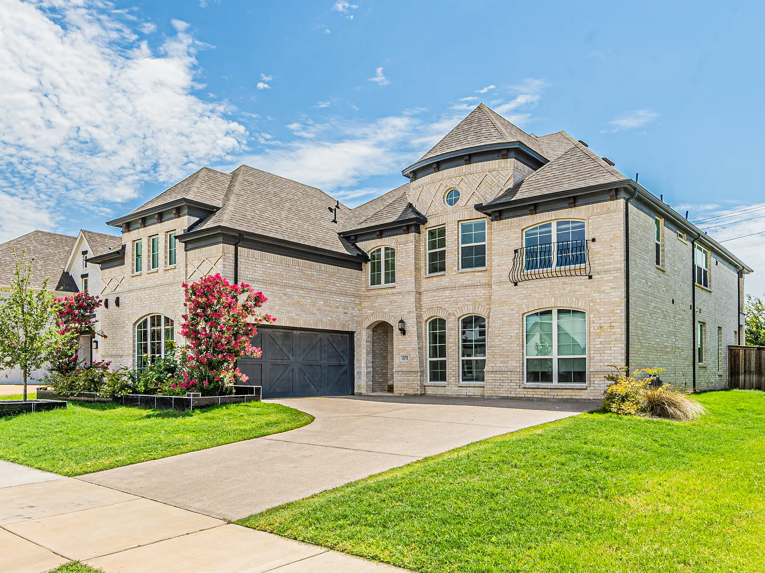 6 bed, 4266 sqft, $5,499 — Photo 3