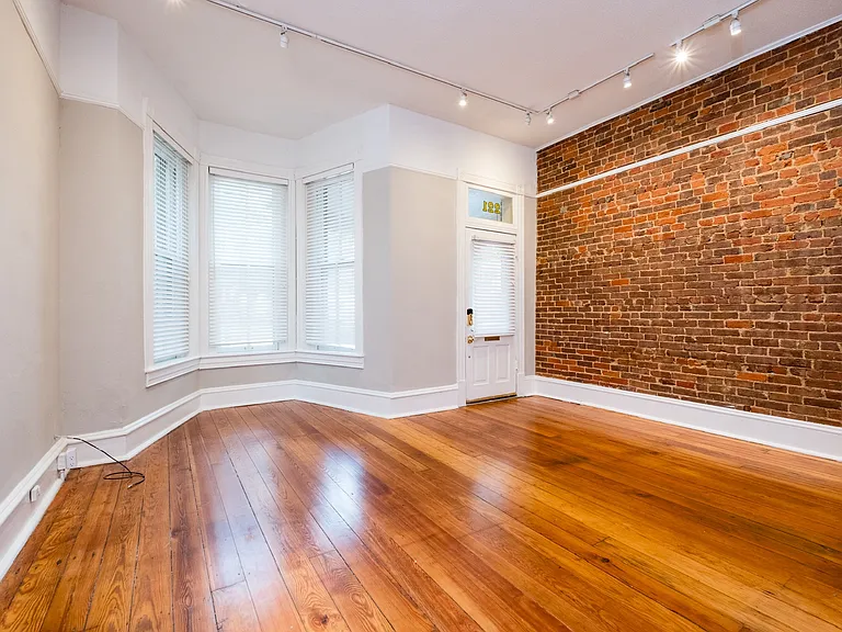 221 E 10th St #1 — Photo 4