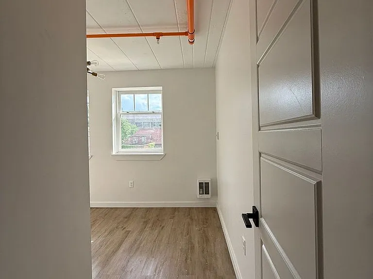 240 Mack Ave — Photo 12