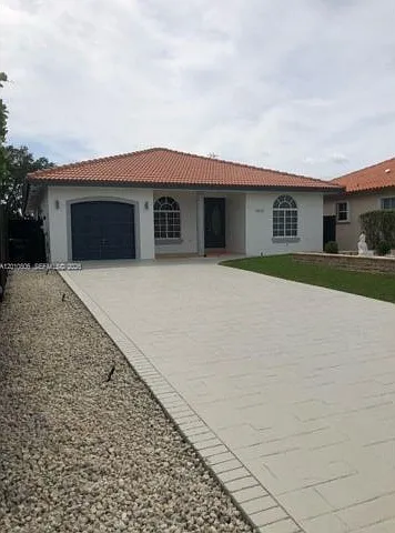 3 bed, 2.5 bath, 1905 sqft, $4,100 — Photo 1