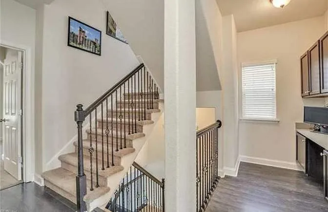 3 bed, 3.5 bath, 2193 sqft, $2,985 — Photo 4
