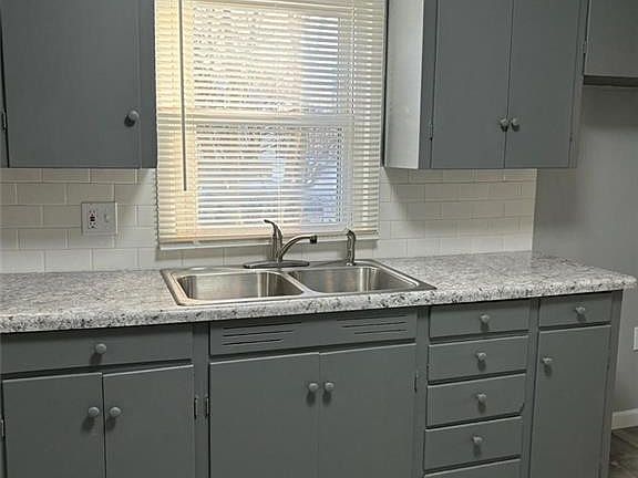 3rd image of 2033 Sheffield Pl