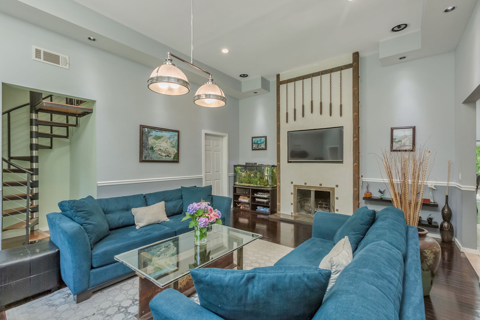 SPACIOUS LIVING ROOM WITH FIREPLACE,