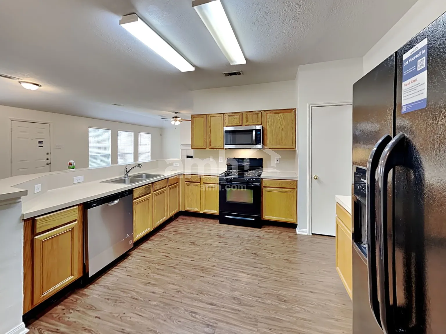 3 bed, 2.0 bath, 1890 sqft, $1,900 — Photo 3