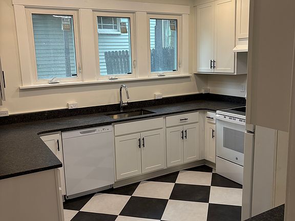 5th image of 386 Woodland Ave Floor 1