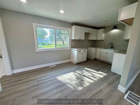 4th image of 824 N Custer Ave