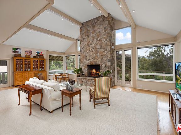 5th image of 2090 Lakeshore Dr