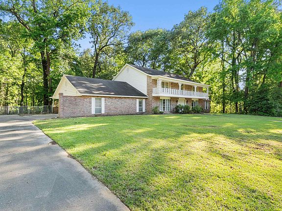 3rd image of 38 Dogwood Lake Dr