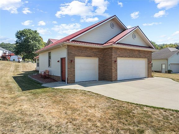 3rd image of 377 Schoenbrunn Dr NE