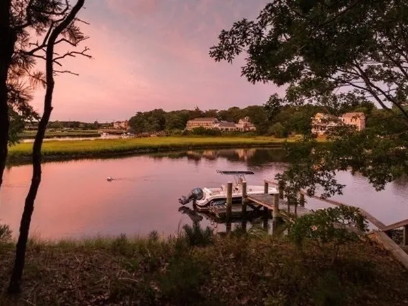 117 Riverside Dr, West Harwich, MA 02671