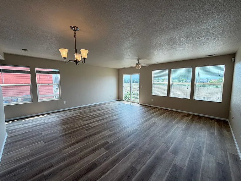 392 Montgomery Dr — Photo 6