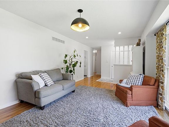 5th image of 921 Glen Haven Cir