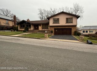 32 Hunt Ln, Staten Island, NY 10304