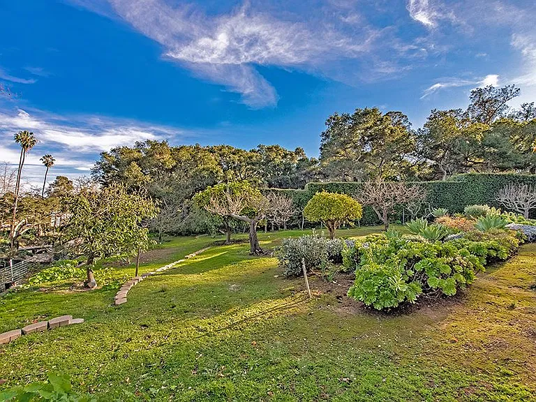 1211 E Valley Rd — Photo 37