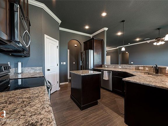 5th image of 601 Tamarron Dr