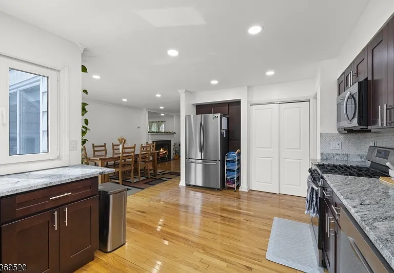 400 Hobart Ave — Photo 9