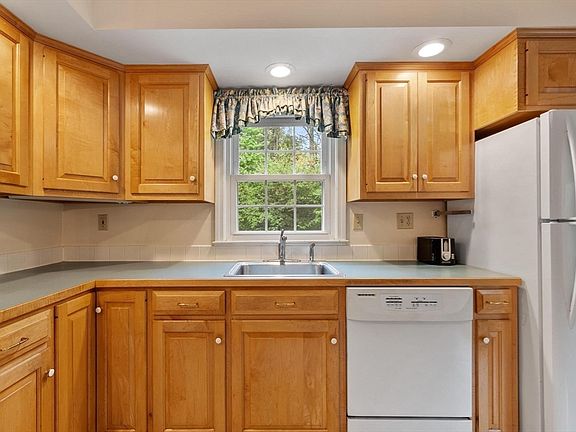 5th image of 12 Marion Dr