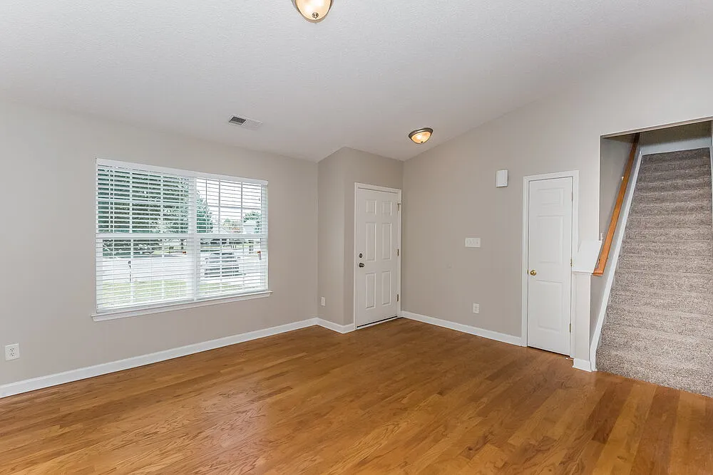 3 bed, 2.5 bath, 1573 sqft, $2,065 — Photo 3