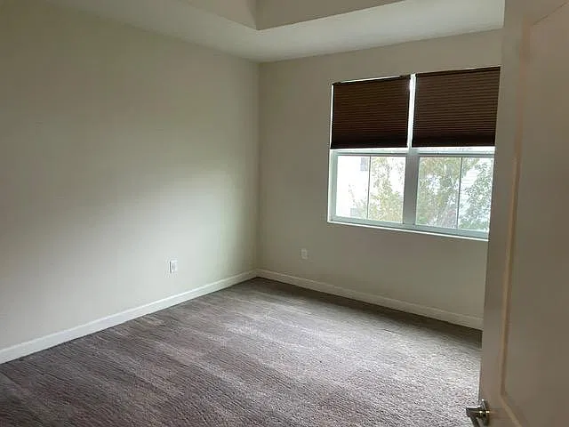4 bed, 3.5 bath, 2016 sqft, $2,700 — Photo 2