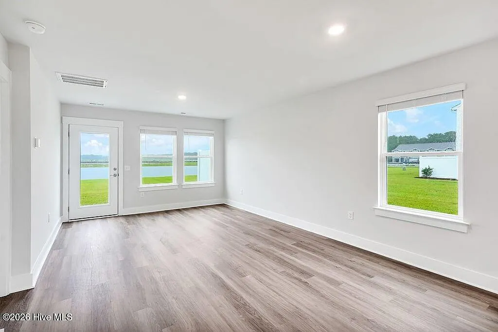 4 bed, 2.5 bath, 1948 sqft, $2,400 — Photo 4