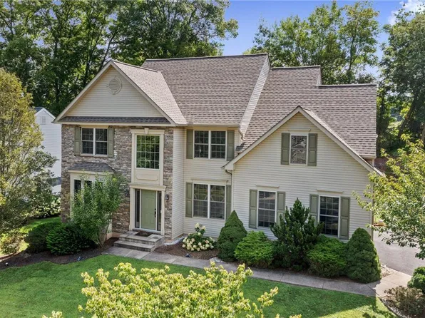 3183 Overlook Dr, Emmaus, PA 18049