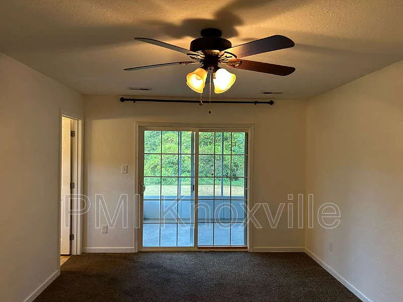 3 bed, 2.0 bath, 1316 sqft, $1,950 — Photo 4