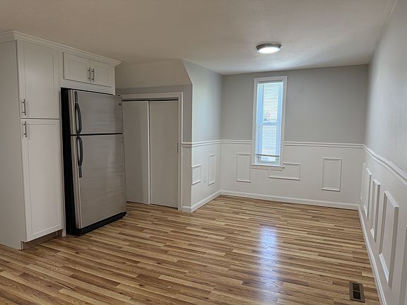 4th image of 210 6th St APT 1