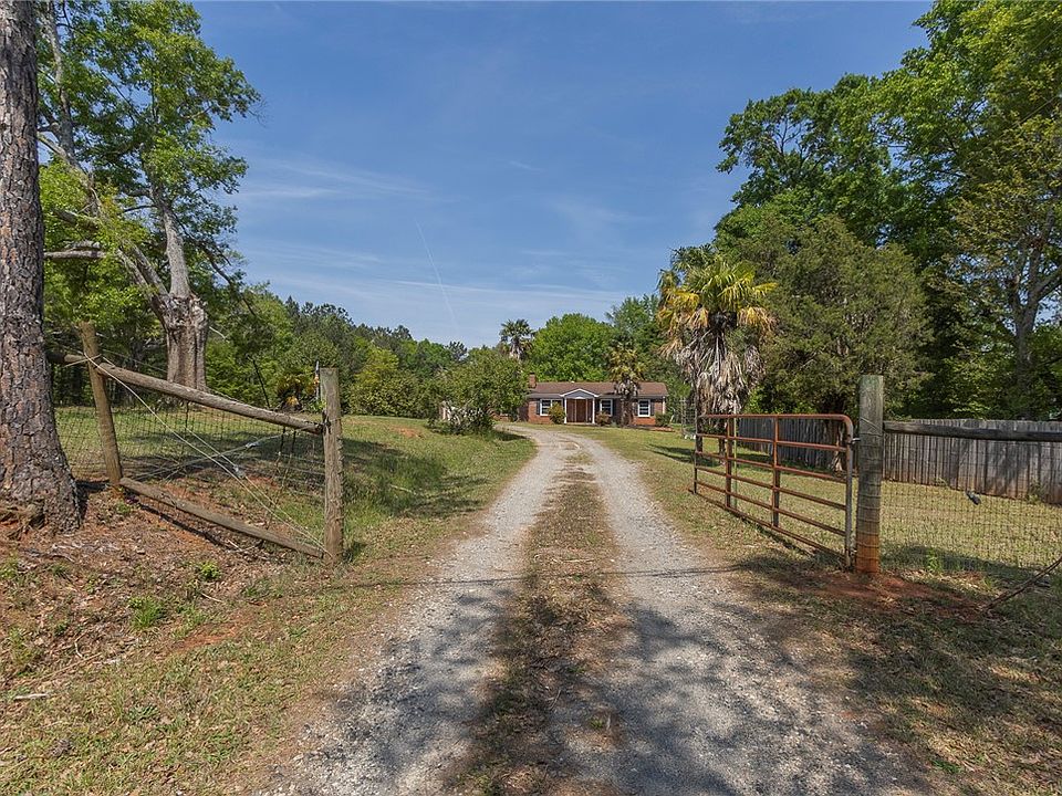 1st image of 820 Travis Rd