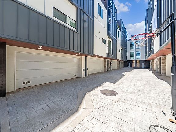 4th image of 113 1/2 Manhattan Pl
