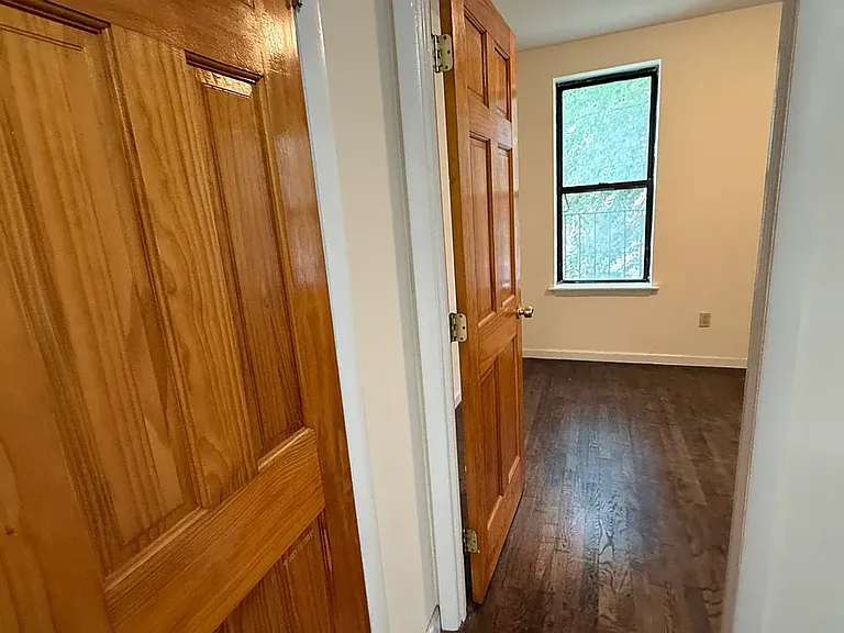 638 E 14th St #11 — Photo 7