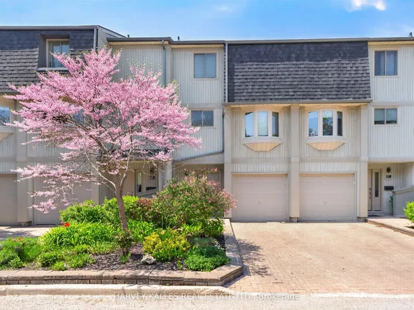 1060 Walden Cir #50, Mississauga, ON L5J 4J9