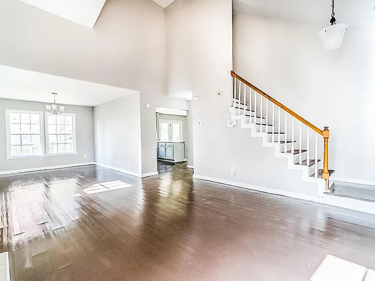 1002 Mallory Ln — Photo 9