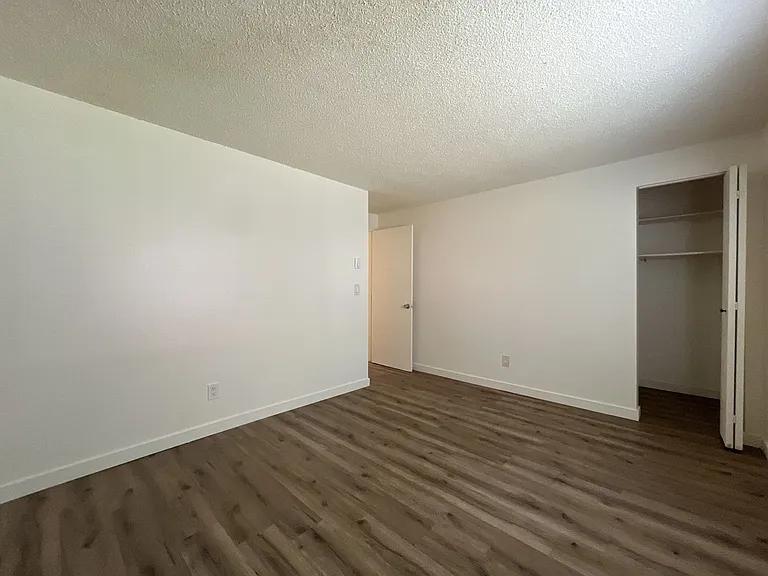Spacious Corner Apartment with Three Bedrooms, Open Living Space & Modern Kitchen — Photo 21