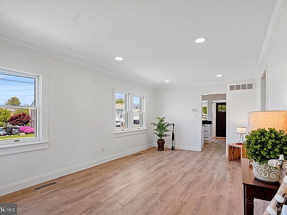 5th image of 501 Kenmore Ave