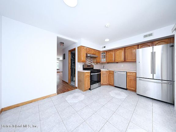 5th image of 136 Moreland St