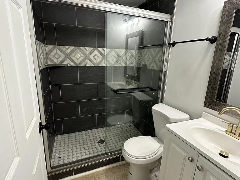519 Elgin St — Photo 13