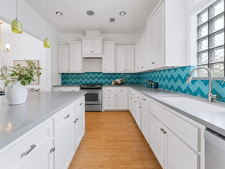 1121 Moy St — Photo 14