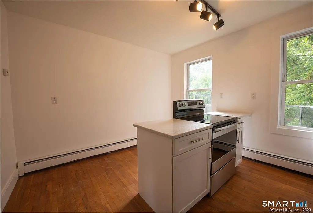 2 bed, 1.0 bath, 2220 sqft, $2,000 — Photo 3
