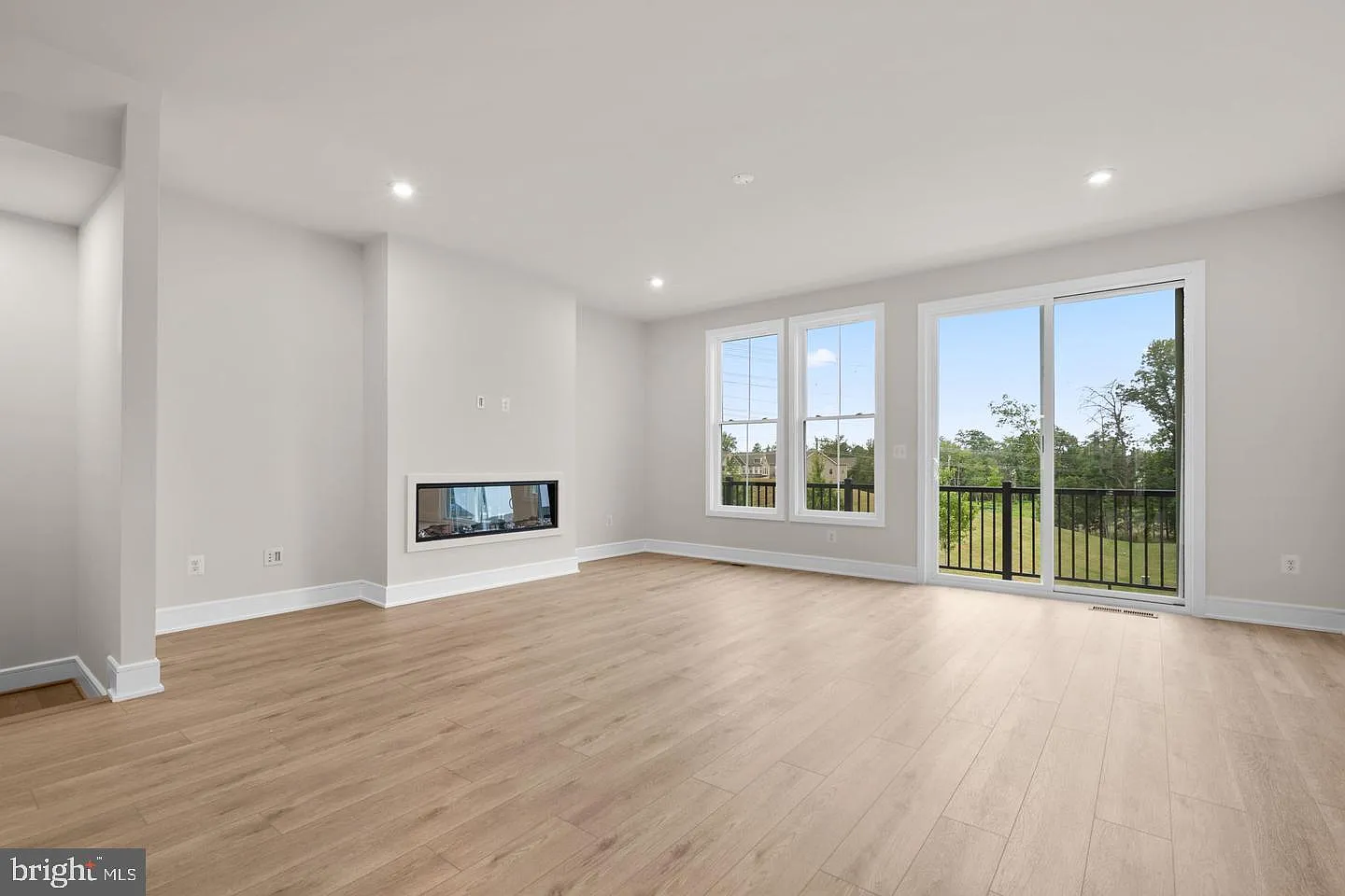 3 bed, 4.0 bath, 2088 sqft, $3,599 — Photo 4