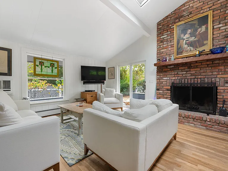 45 Hampton Ln — Photo 5