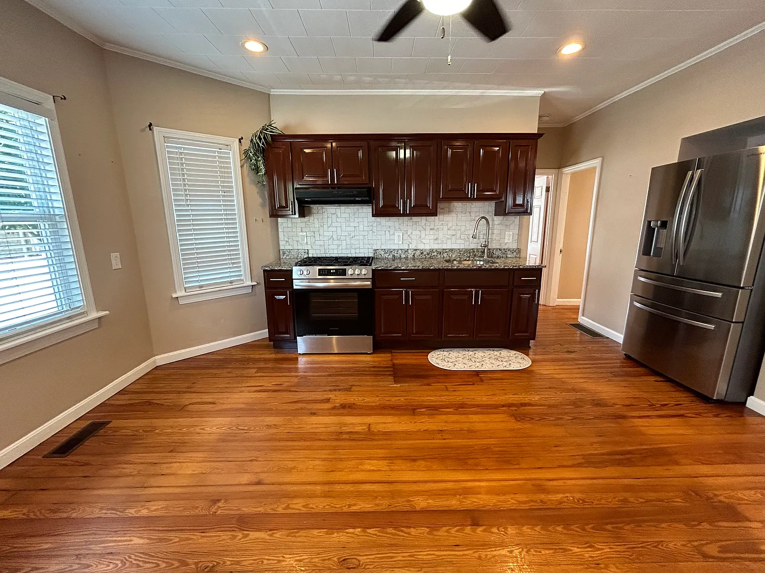 2 bed, 900 sqft, $2,100 — Photo 2