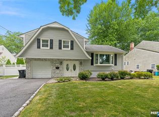 290 McHenry Dr, Paramus, NJ 07652