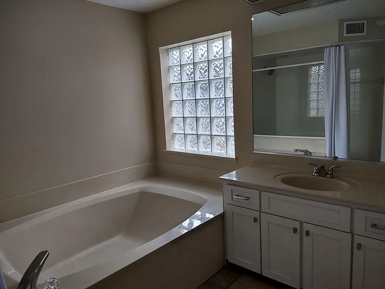 Bath tub in master bathroom