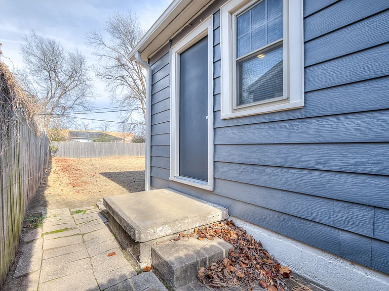 1111 W Comanche St — Photo 8