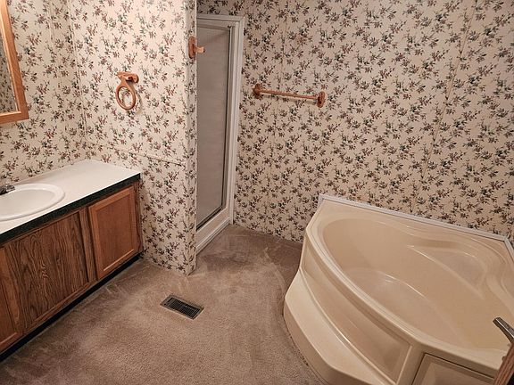 Master Bathroom (Bathroom #1)