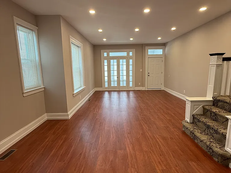 507 E Washington Ln — Photo 4