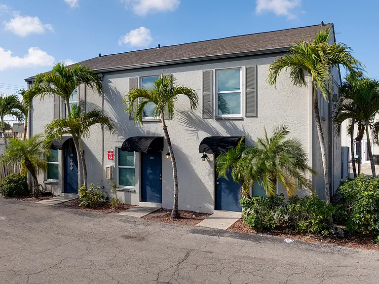 Woodside Villas Apartments — Photo 3