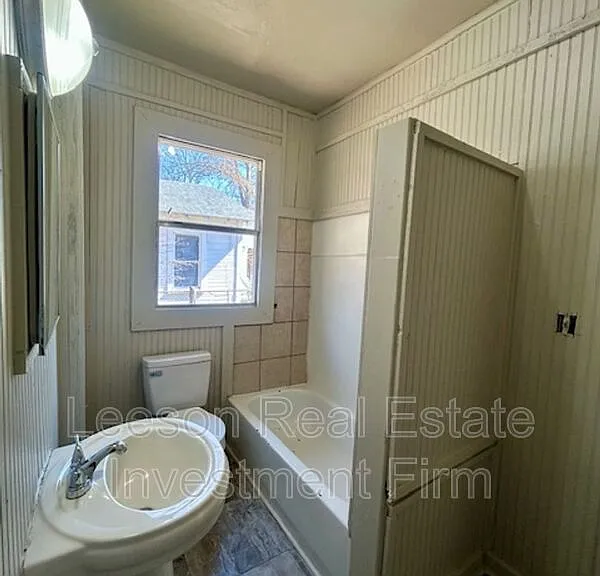2544 Dupont St — Photo 9