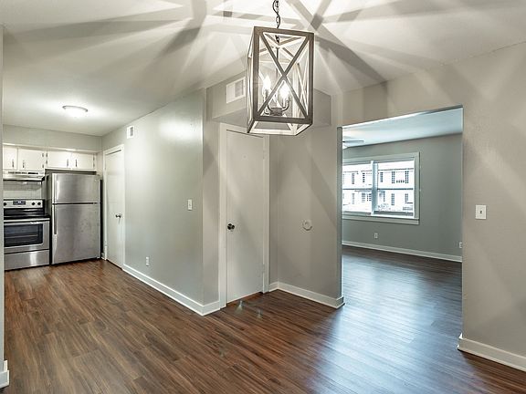 2nd image of 2908 Williamsburg Ln #2910